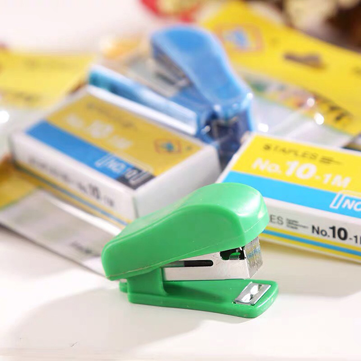 Dập Ghim Nhỏ Đặt Dập Kim Nhỏ Di Động Trẻ Em Văn Phòng Phẩm Sinh Viên Dễ Thương Chứa Một Hộp Kim Bấm Màu Sắc Ngẫu Nhiên