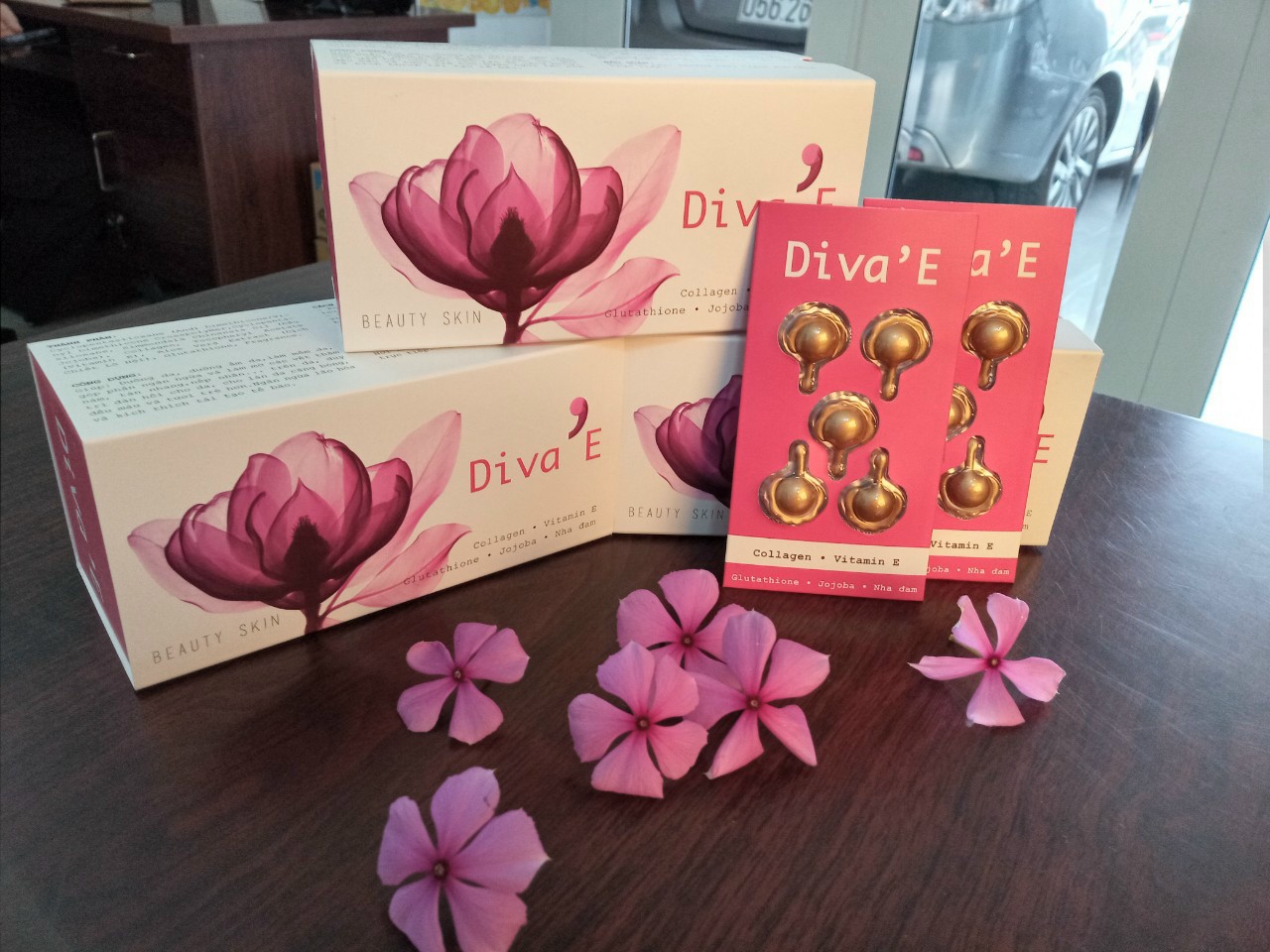 DIVA'E SERUM- SERUM bôi dưỡng da, dưỡng ẩm da, làm mềm da, góp phần ngăn ngừa và làm mờ các vết thâm nám, tàn nhang, nếp nhăn... trên da. Duy trì đàn hồi cho da, cho làn da căng bóng, đều màu và tươi trẻ. Ngăn ngừa lão hoá