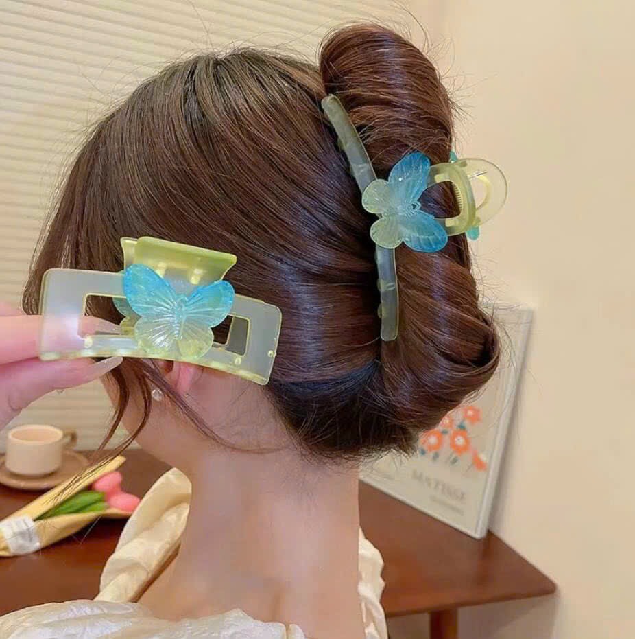 Kẹp tóc xanh lá charm bướm