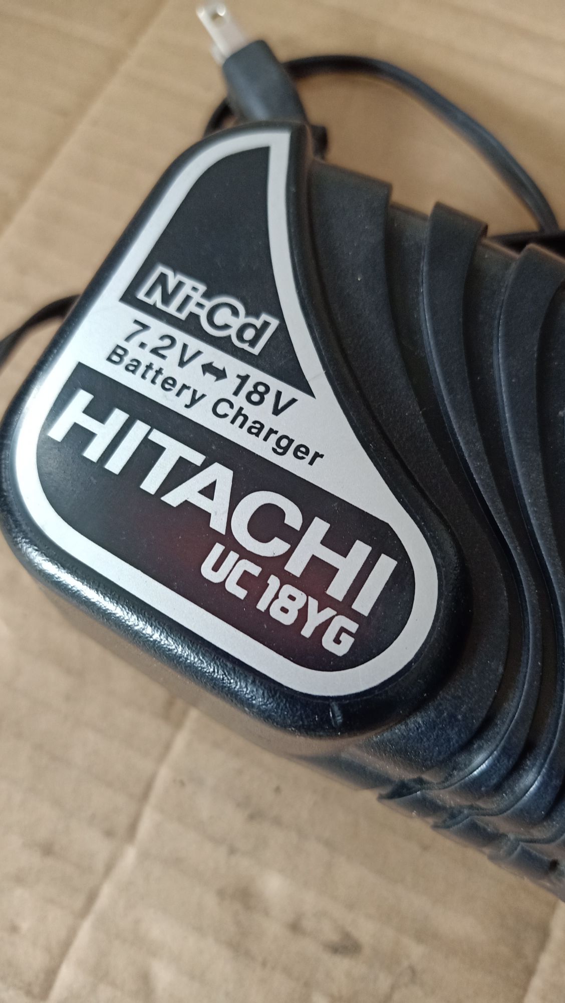 Bộ sạc zin hitachi dành cho pin ni-cd 7.2v - 18v - nguyên zin điện 100v