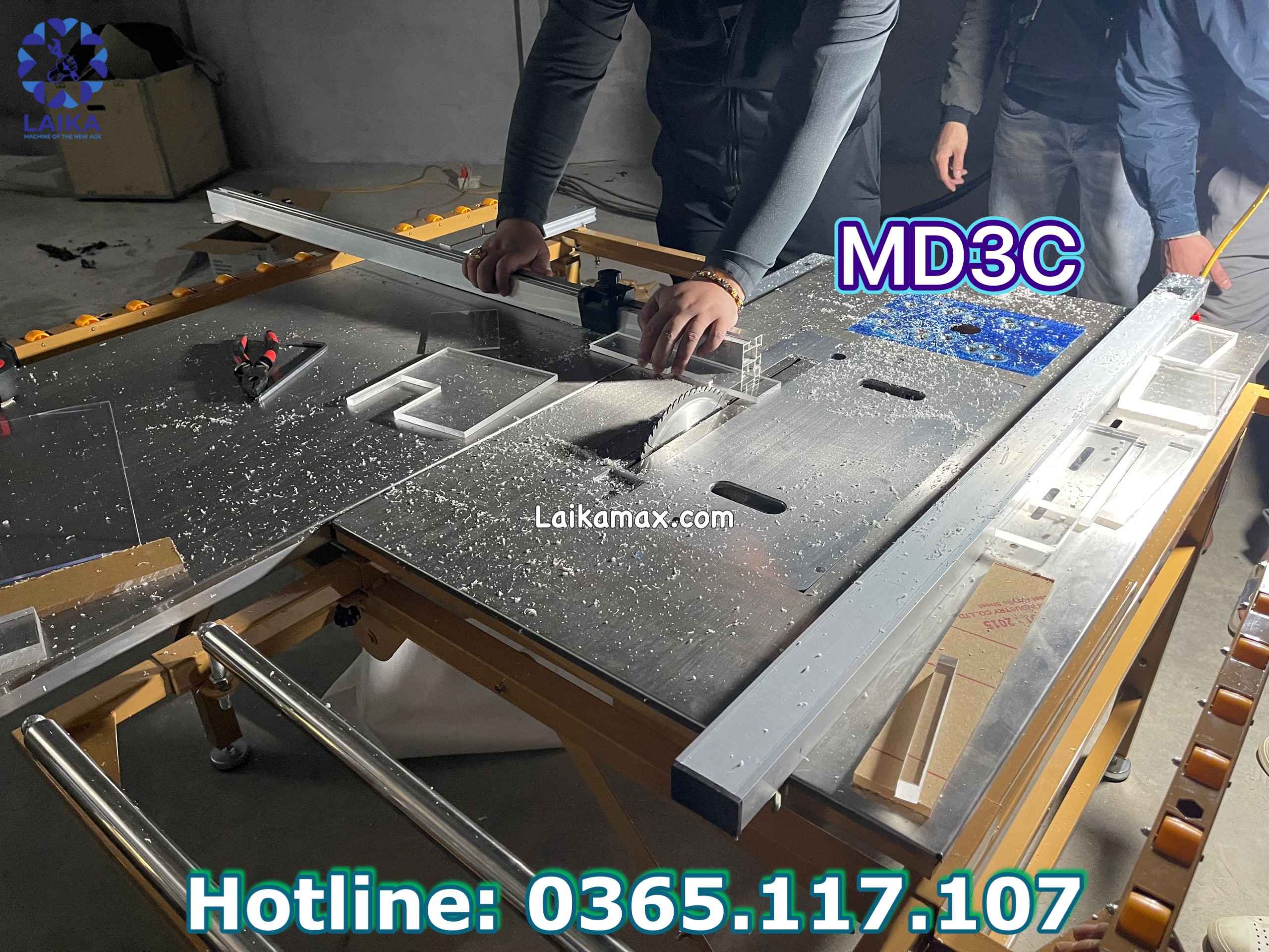Máy cưa bàn trượt mini nâng hạ lưỡi bằng điện MD3C máy có thêm bánh xe dễ dàng thuận tiện mang đi công trình