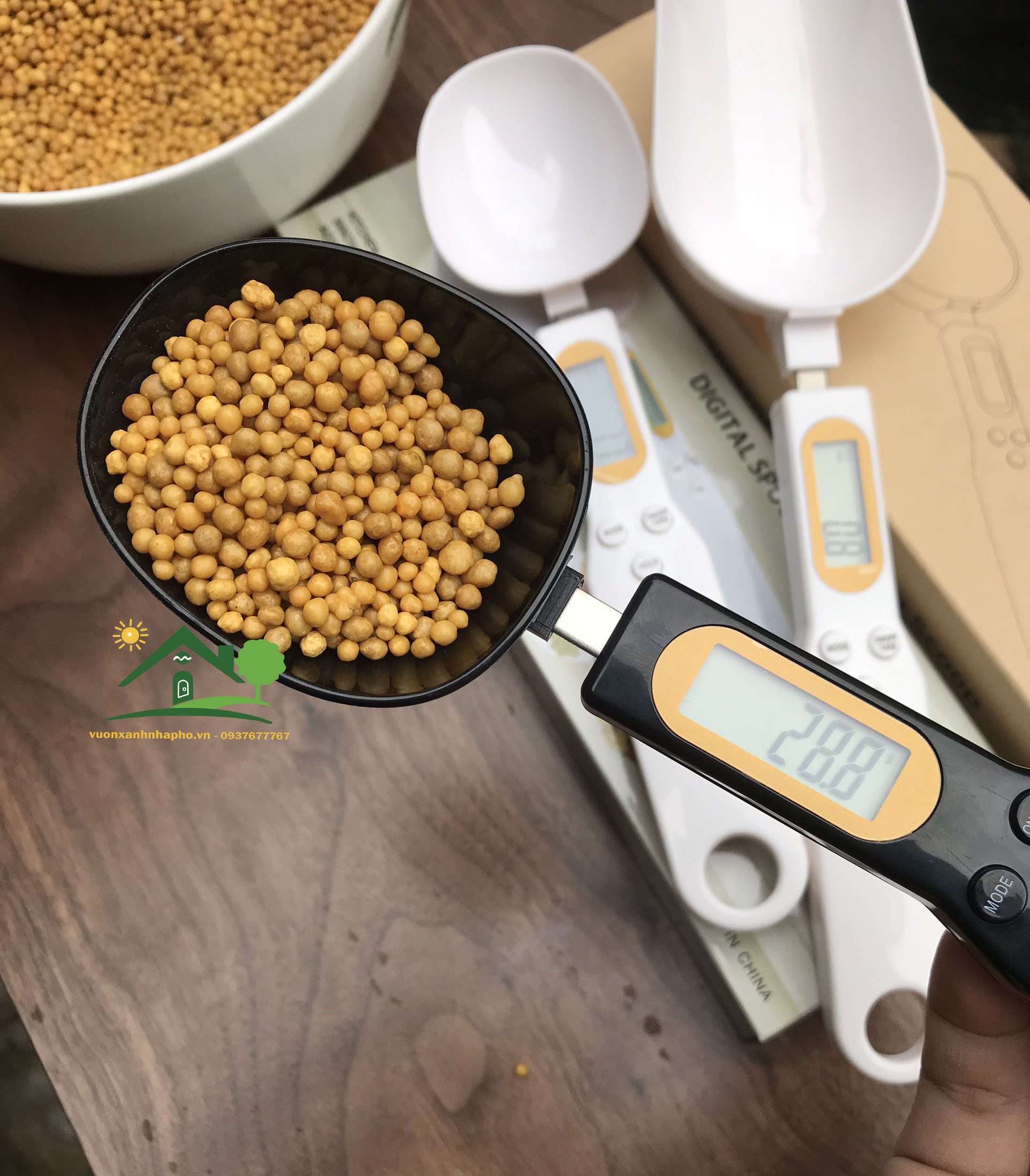 Cân điện tử bằng muỗng màu đen và trắng kèm pin cân được 300g-500g/0.1g