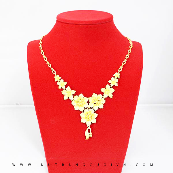 Cổ nhung trưng dây chuyền, vòng cổ