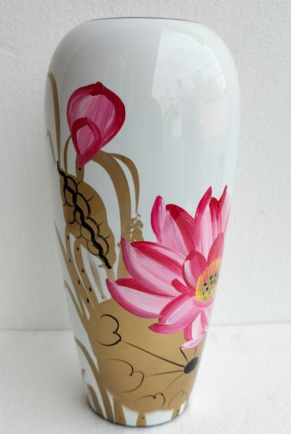 Lọ hoa dáng chân thon, gốm sứ sơn mài mỹ nghệ bát tràng. màu trắng vẽ hoa sen hồng, 28x12 cm