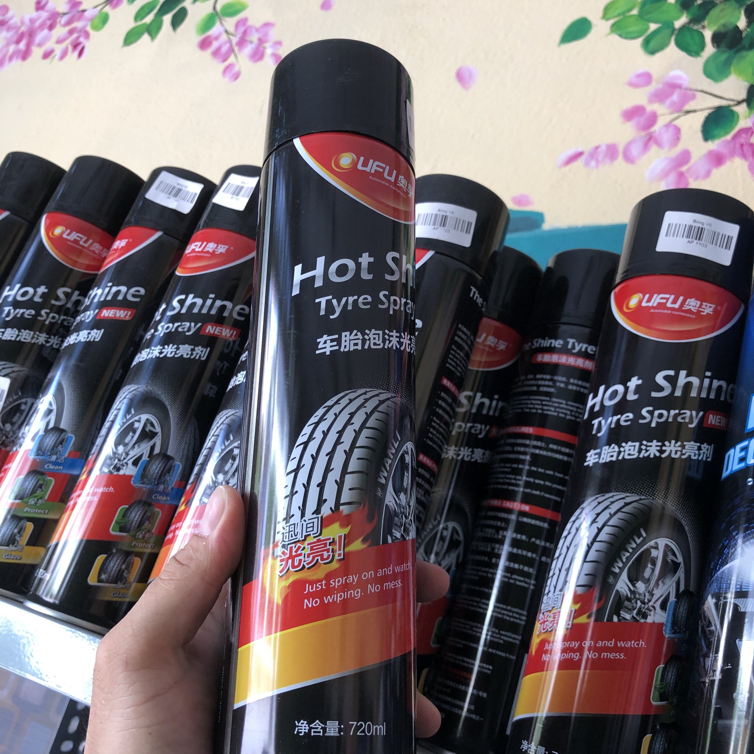 DUNG DỊCH XỊT BÓNG VÀ BẢO DƯỠNG VỎ XE/ LỐP XE BỌT TUYẾT OUFU XỊN Giá 69,000 Đồng*Miễn phí vận chuyển