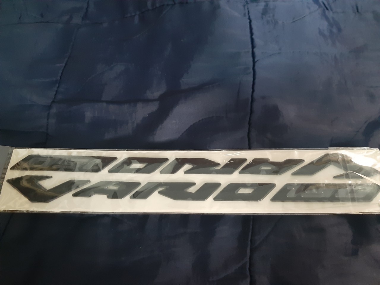 TEM LOGO CHỮ NỔI VARIO ,CHẤT LIỆU NHỰA DẺO (MÀU ĐEN)