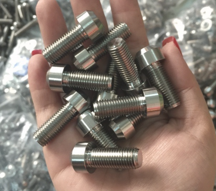 1 con Ốc titanium GR5 10li25 đầu trụ gắn chân kiếng rizoma lốc nồi  lốc máy