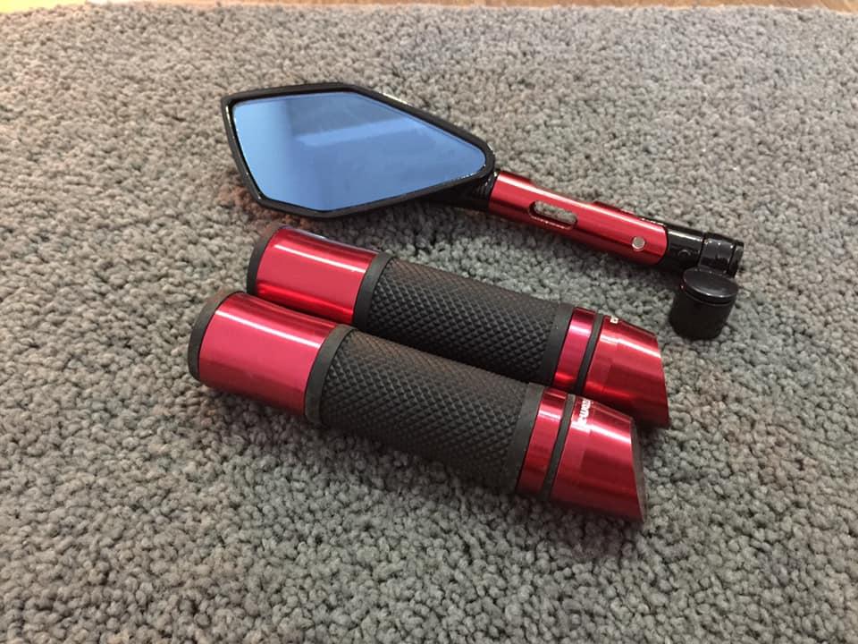 [Bộ 2 sản phẩm] Kính chiếu hậu 5 góc và bao tay gù xéo RIZOMA  --- Màu đỏ----