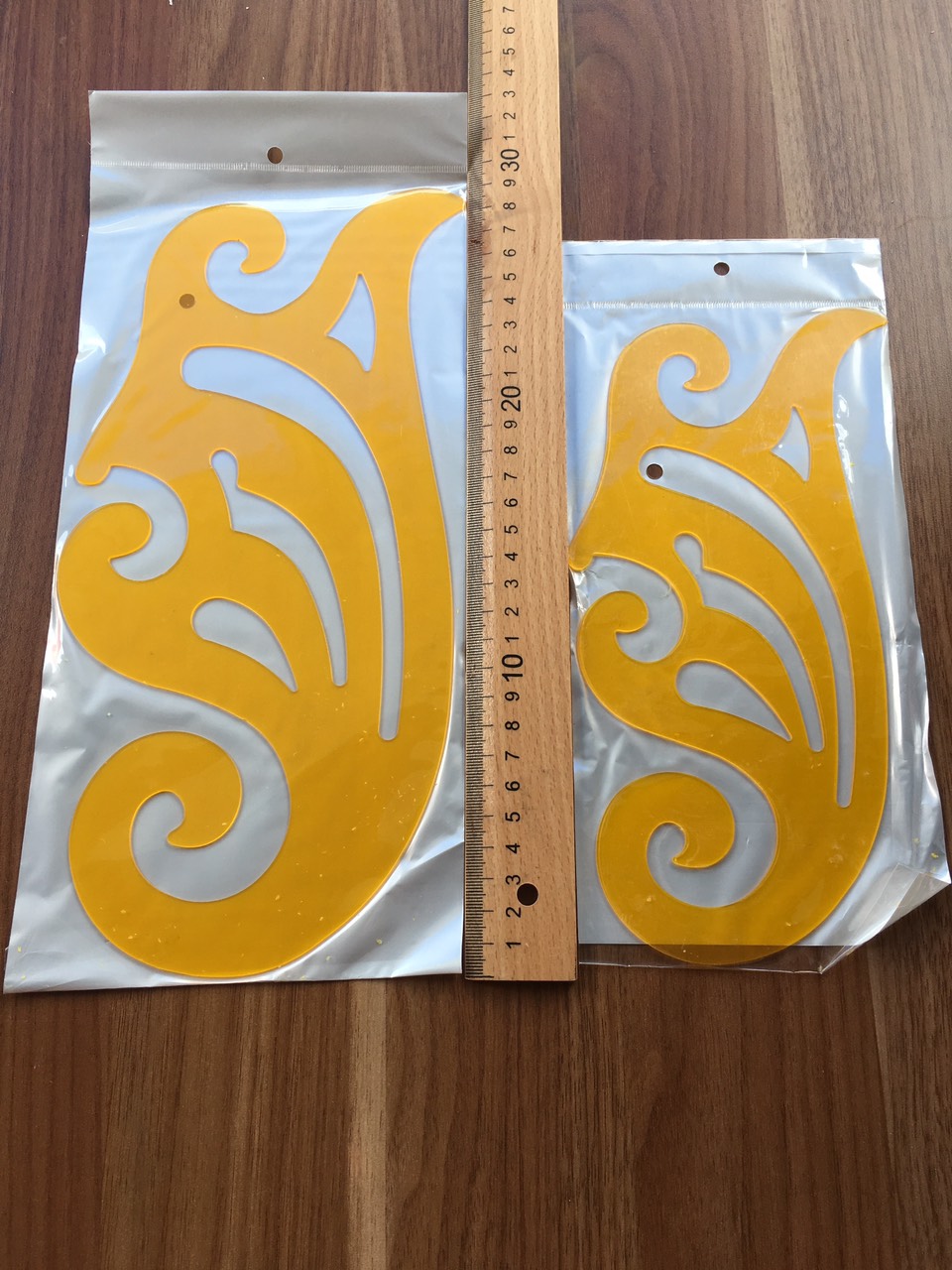 Thước vẻ đường cong màu cam ứng dụng trong cắt may có 2 size