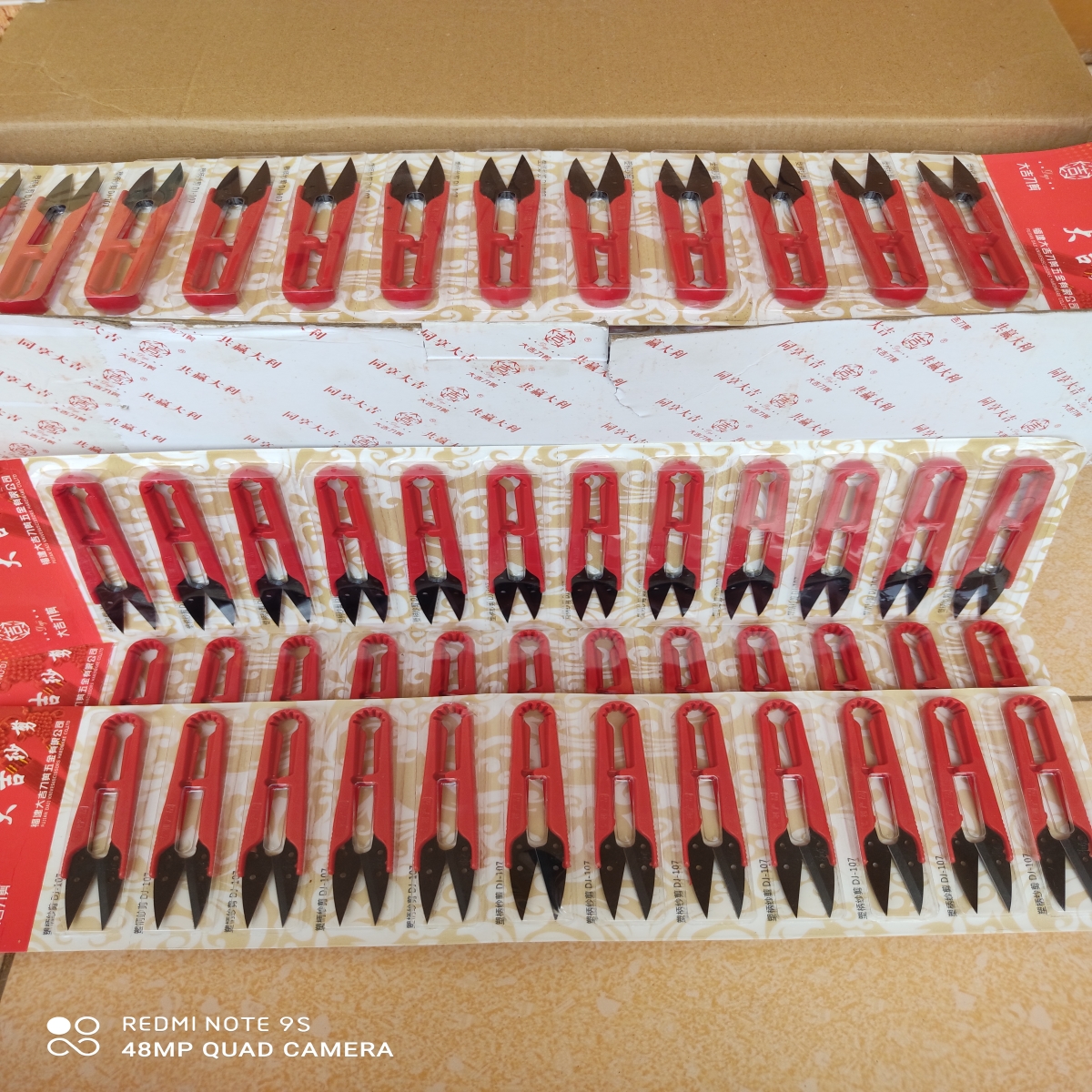 Kéo Bấm Chỉ Cán Đỏ DJ-107 Cao Cấp Vỉ 12 Chiếc