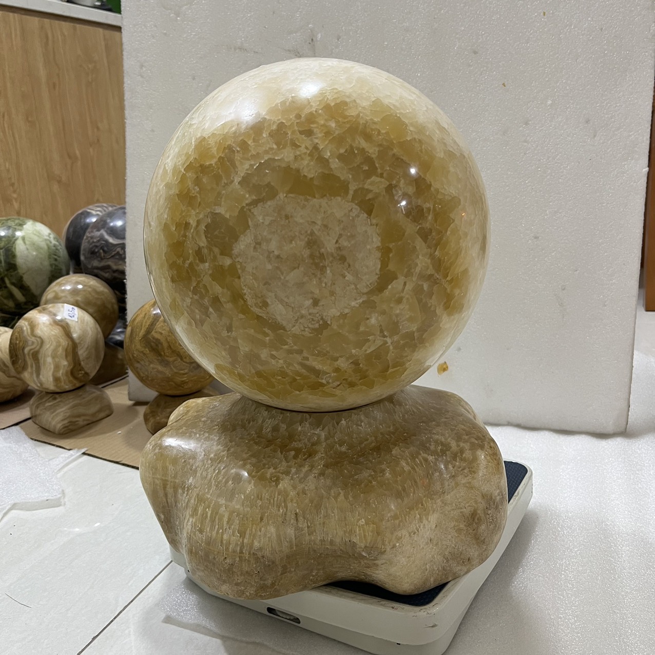 Cầu bi phong thủy đá tự nhiên đường kính 27 cm, NẶNG 40 KG màu vàng cho mệnh Kim và Thổ