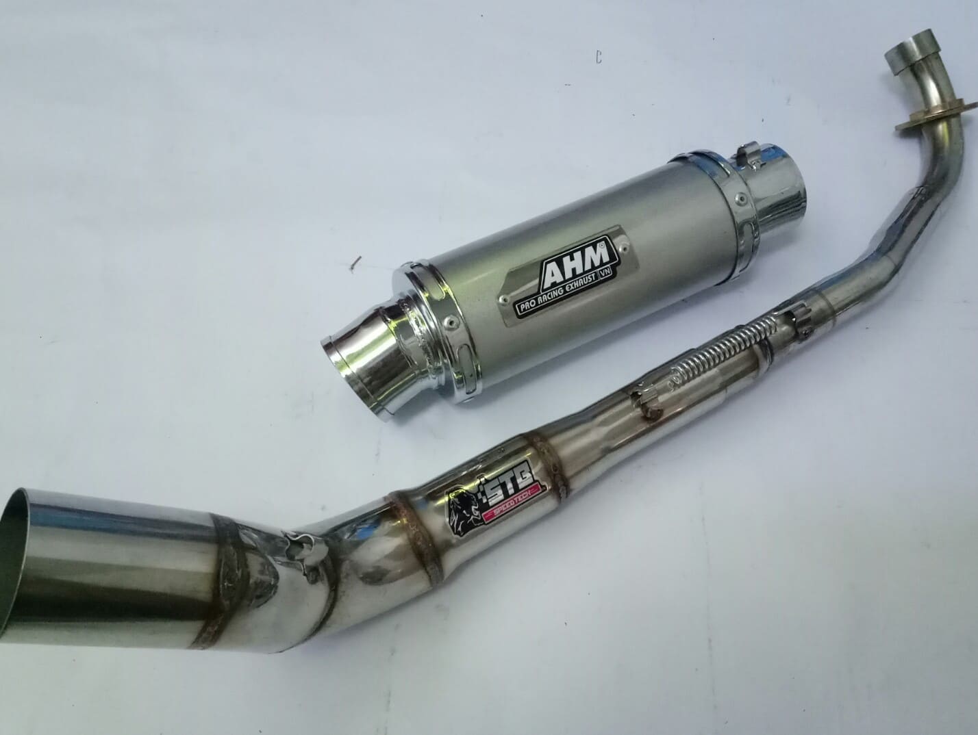 Pô AHM ful cổ 2 khúc xe máy Sirius.