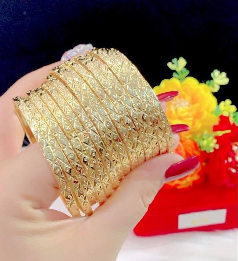 [HCM]Vòng tay vàng 18k vòng tay nữ mạ vàng xoắn quấn tròn phối bi châu khắc chạm hoa văn tinh tế xinh đẹp thiết kế sang trọng thời trang Trang sức GADO V037 - đeo đi đám cưới vô cùng quý phái (mới)