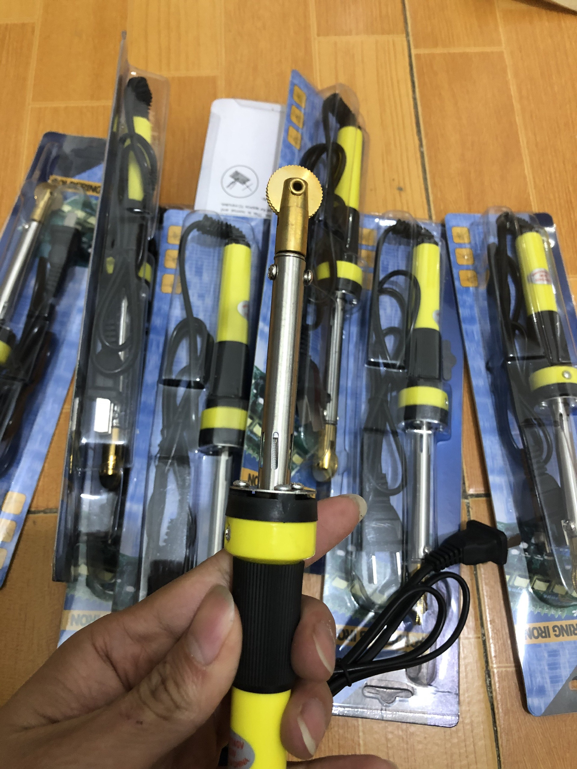 Máy hàn chân tầng vào khung cầu Ong.