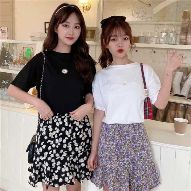 Set áo thun thêu hoa cúc và chân váy đuôi cá hoa ngắn