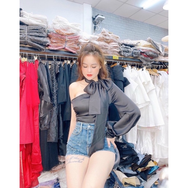 Áo lệch vai phi lụa tay phồng kèm chocker siêu sang