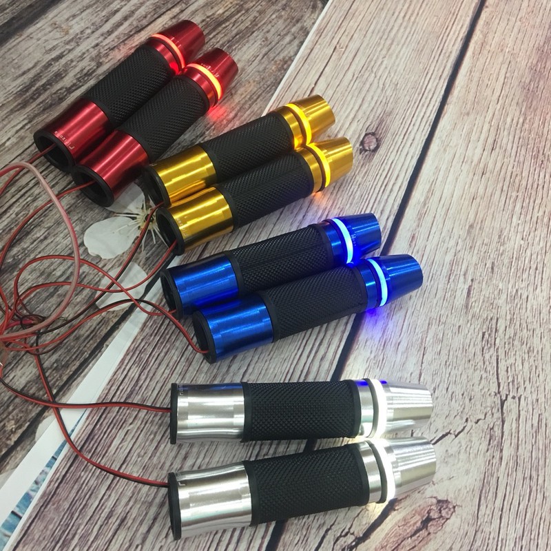 Tay nắm xe máy gù vát có đèn nhiều màu lựa chọn