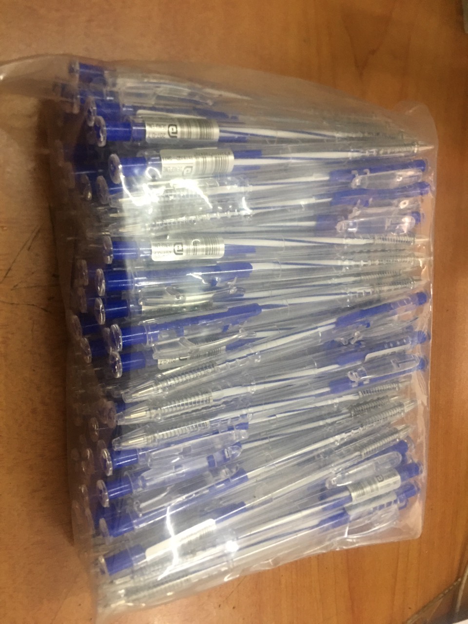 Bút bi trong 207 giá rẻ 0.7mm(1 bịch/100 Cây)