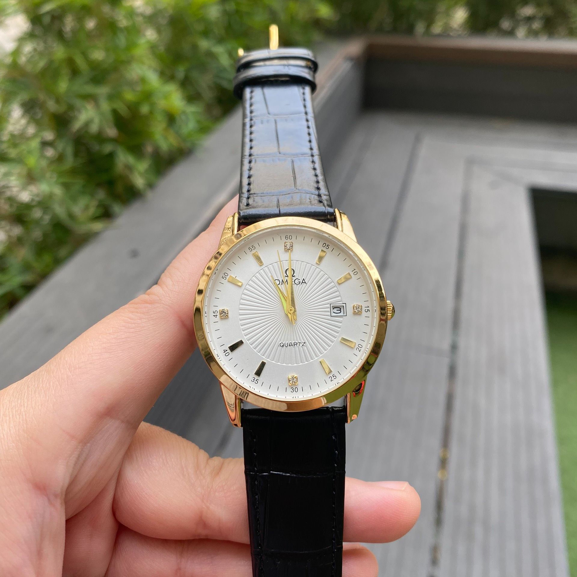 ĐỒNG HỒ NAM OM1 MÁY NHẬT, DÂY DA MÀU ĐEN, VIỀN MẶT MẠ VÀNG, KHÓA MẠ VÀNG PVD BỀN MÀU, LỊCH NGÀY, KÍNH CHỐNG XƯỚC, TẶNG VÒNG ĐÁ ĐEO TAY