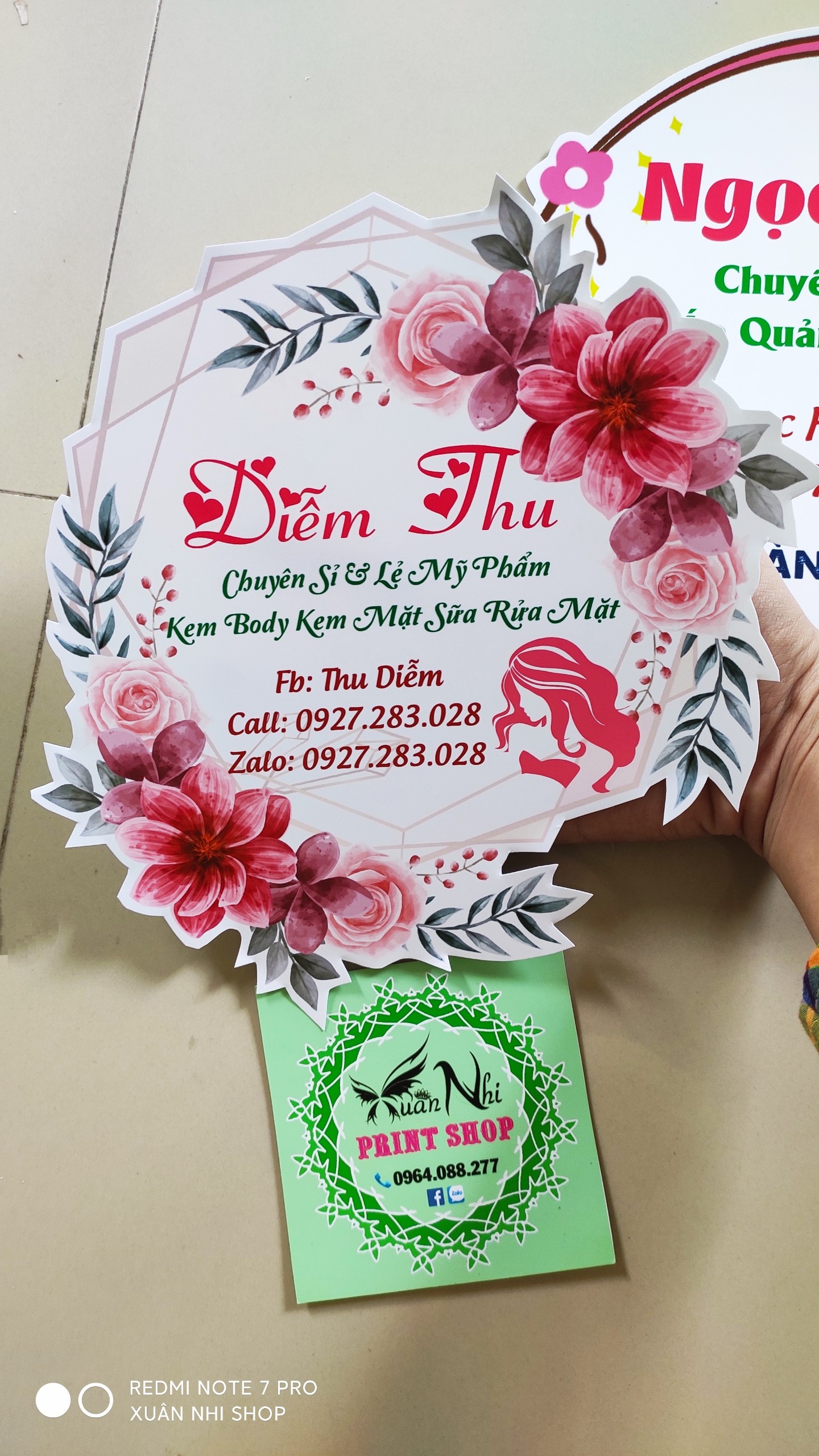 Logo chụp ảnh thiết kế miễn phí, kích thước to đa dạng màu sắc làm bằng giấy chống thấm nước, có loại mỏng và loại kẹp form dày 5li