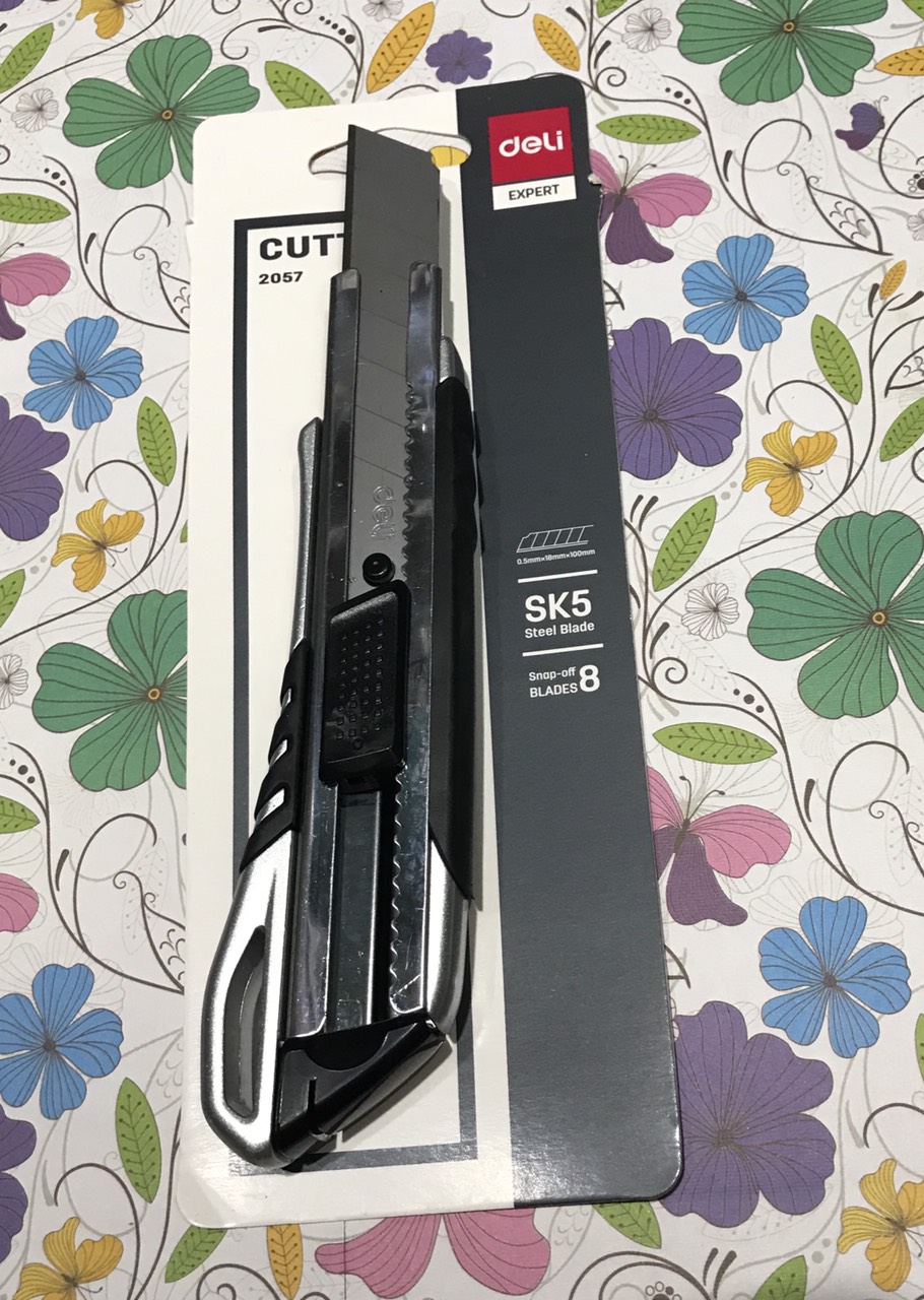 Dao rọc giấy cỡ lớn hợp kim thép không rỉ Deli 2057 - dao cắt giấy