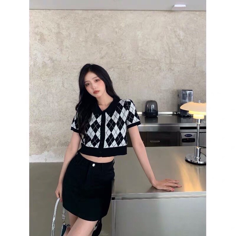 Áo len cài cúc polo croptop hoạ tiết caro quả trám