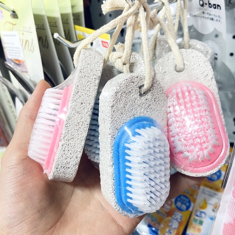 Đá bọt chà gót chân kèm bàn chải Nhật Bản