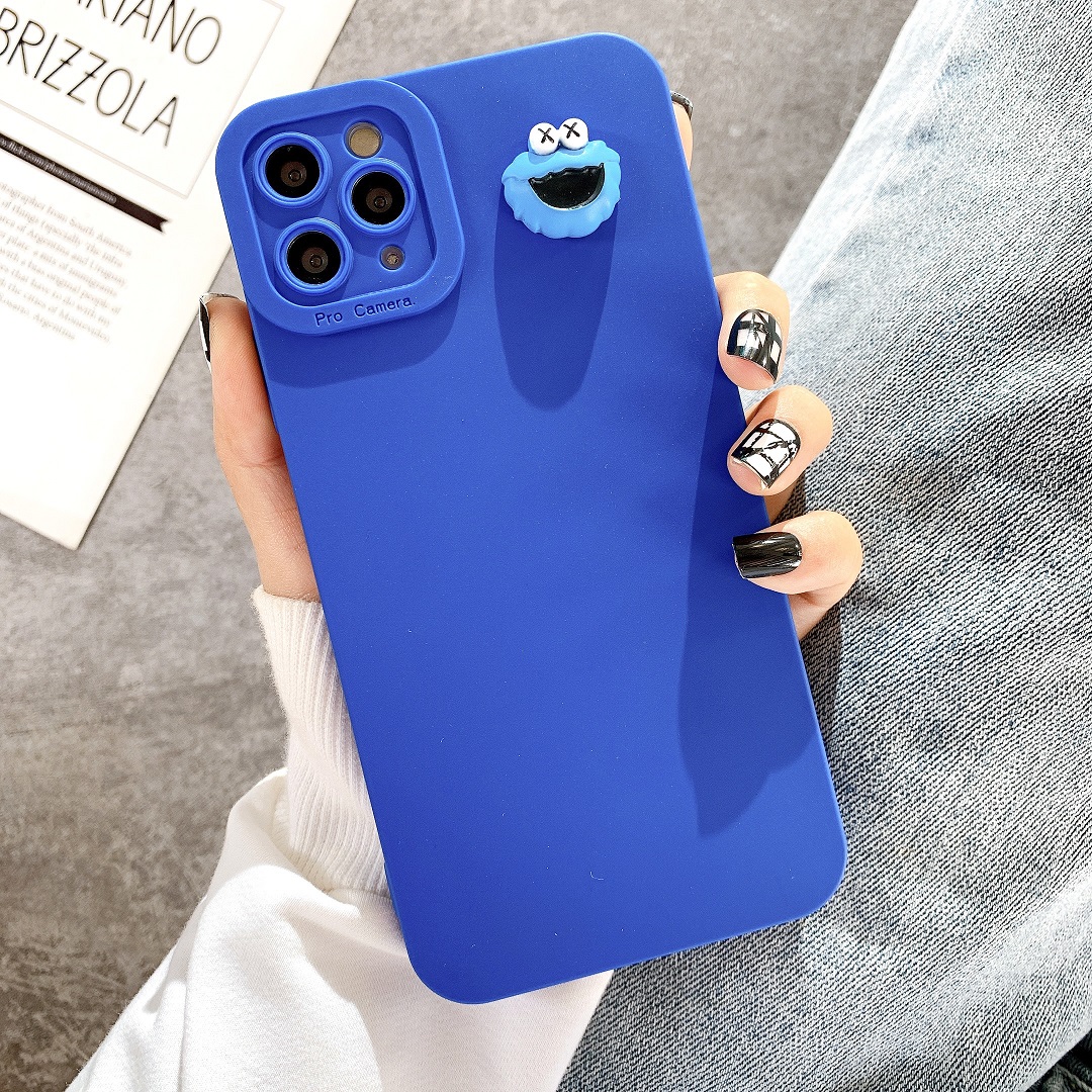 Ốp lưng basic camera nổi - mẫu mặt kaws nổi