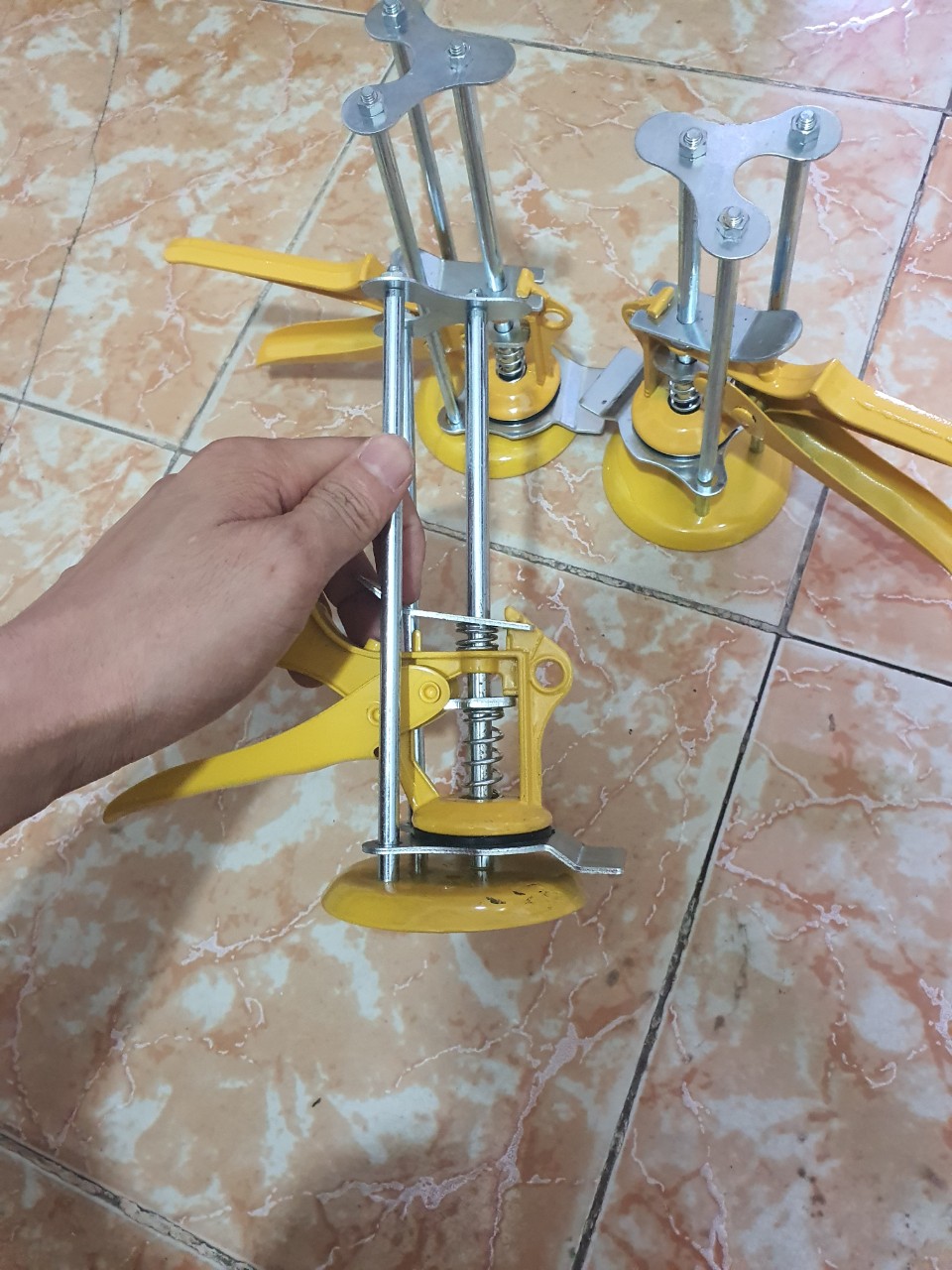 Kích nâng gạch ốp tường 3 trụ