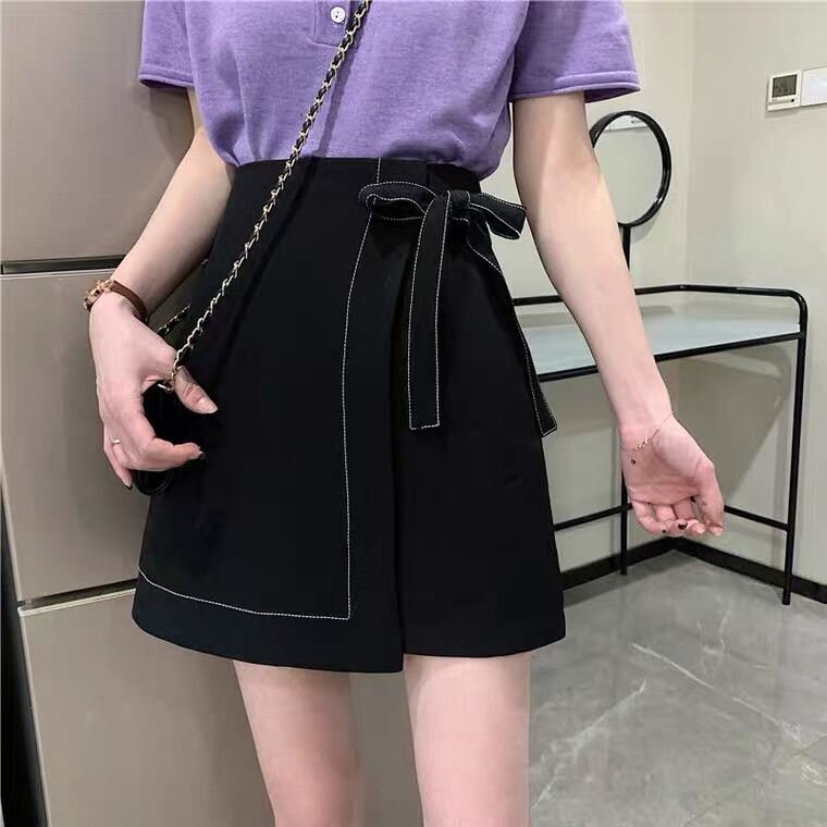Chân váy chữ a chỉ nổi nơ buộc ngang hông, có quần lót trong
