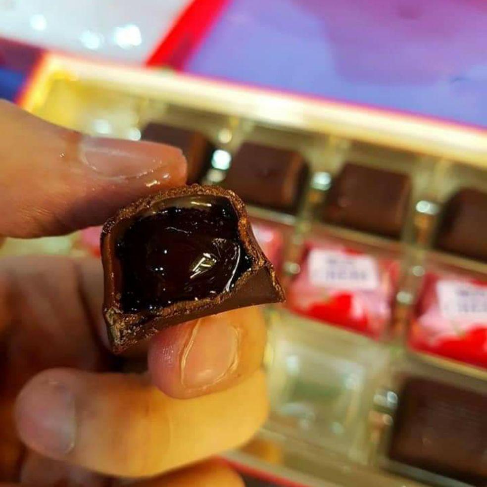 Socola đen bọc nhân cherry và r.ư.ợ.u mạnh bên trong 30vien