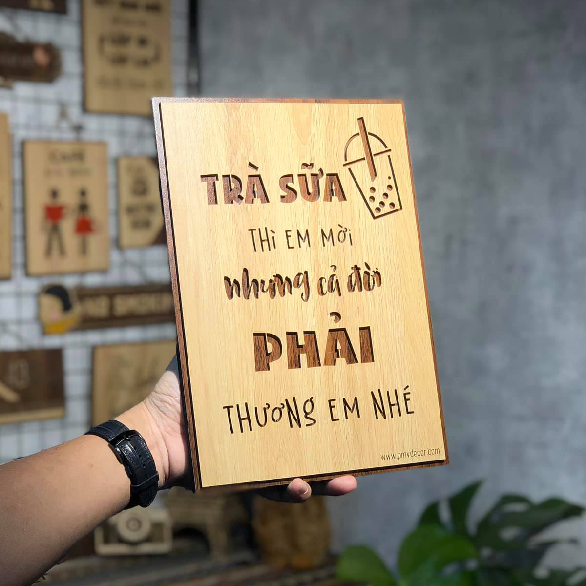 Tranh gỗ decor treo quán trà sữa, Gỗ 2 màu tương phản. TGDC-PMV10