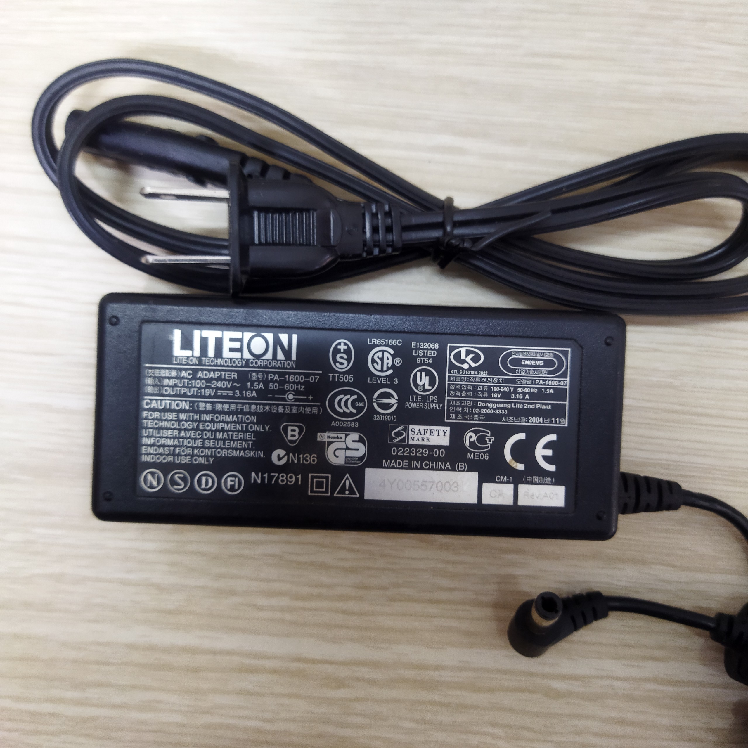 Bộ sạc pin cho laptop fujitsu, toshiba, đầu thường thông dụng ... 19v-3.16a zin theo máy