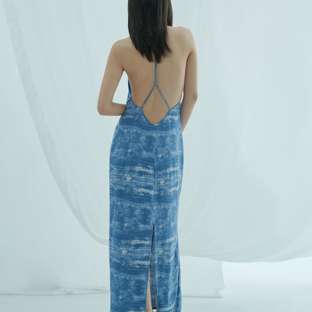 Chen inspired - đầm yếm dáng dài vải linen hoạ tiết loang màu xanh trắng - 062230