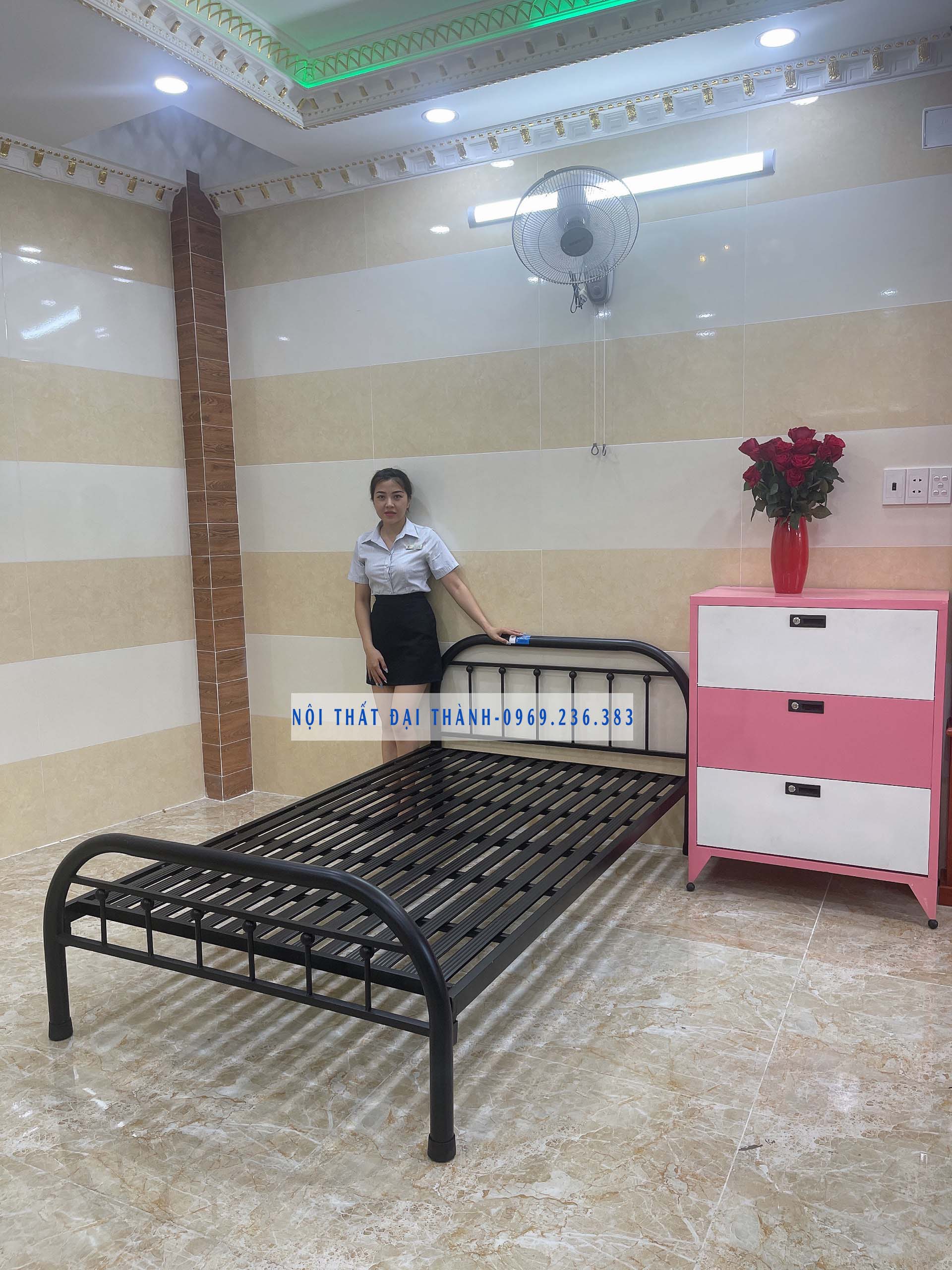Giường sắt mẫu mỹ nghệ trân châu kích thước 1m2 x dài 2m