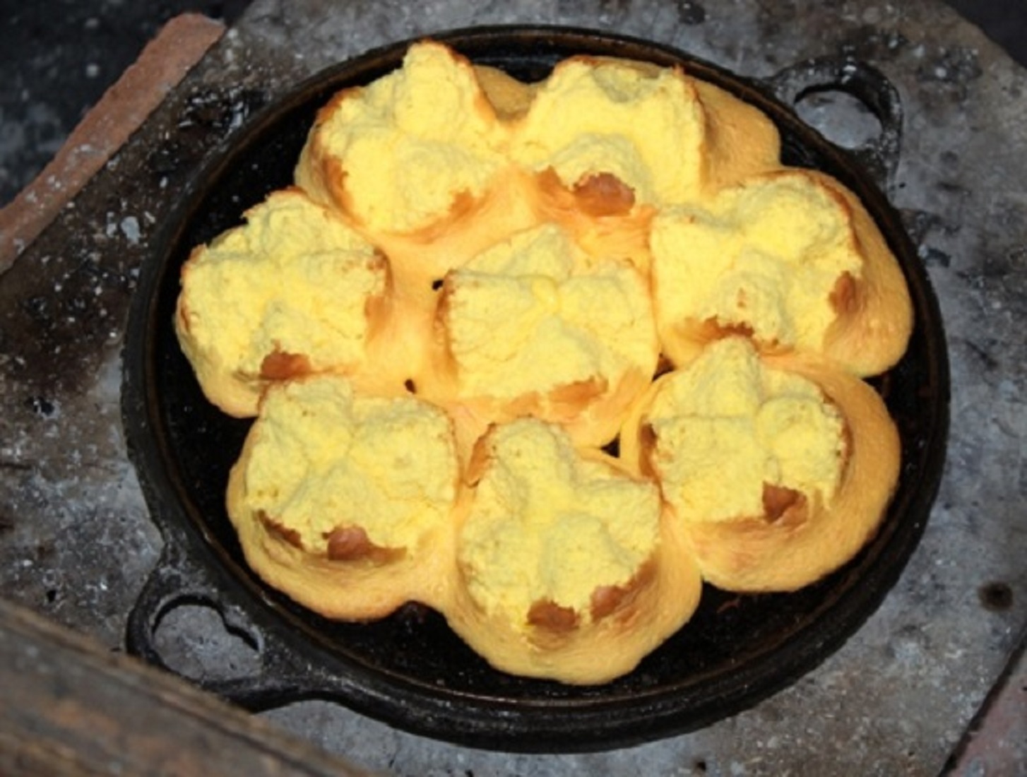 Khuôn bánh bông lan gang đen nặng 5kg2.