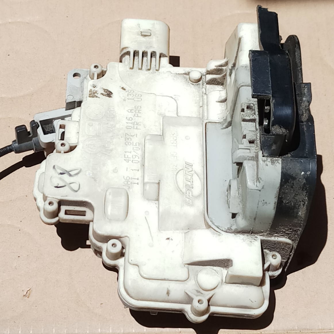 Ổkhóa ngậm cửa trước phụ FR AUDI A6 A8 A3 R8 S6 S8 Q3 2005 2011