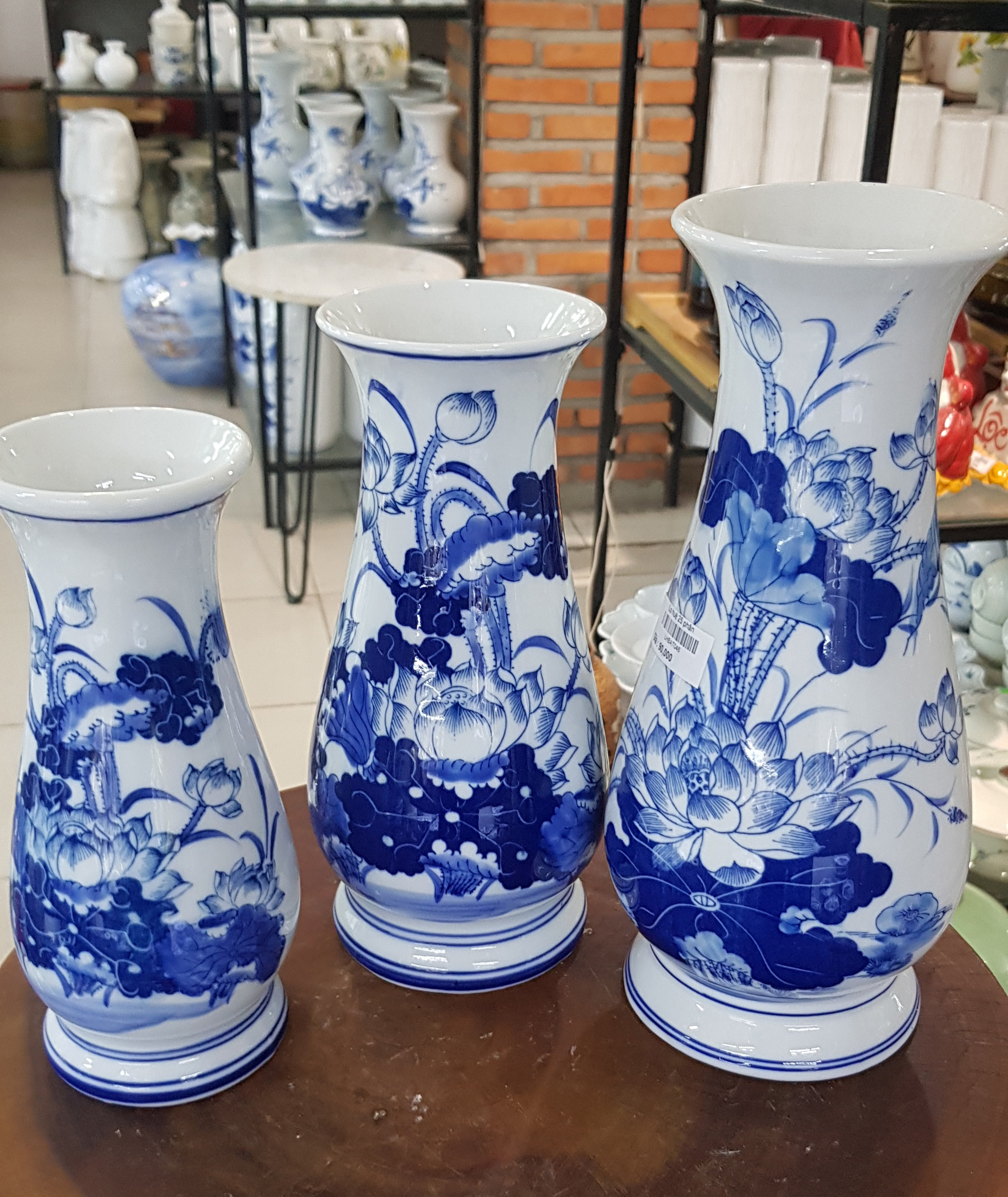 Bình hoa, lọ cắm hoa bàn thờ men lam xanh dáng huệ - Gốm Bát Tràng