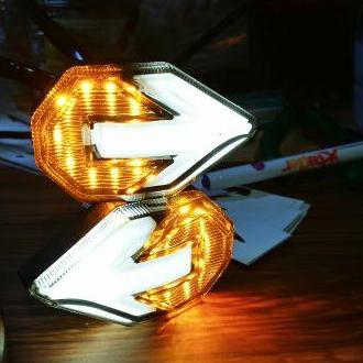 xi nhan xe may Xi Nhan Xe moto hv shop mùi tên Q 5 ( trắng - vàng ) ( 1 cặp )