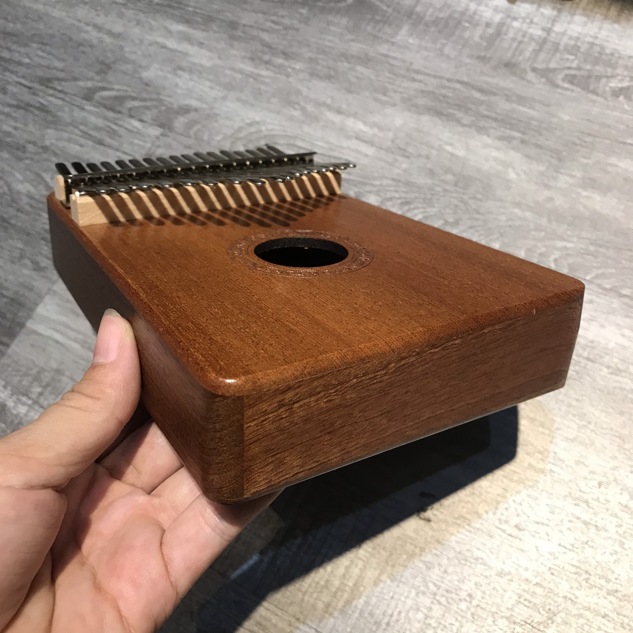 Đàn kalimba khắc nốt 17 phím - Âm vang - Tặng phụ kiện - Bảo hành 6 tháng