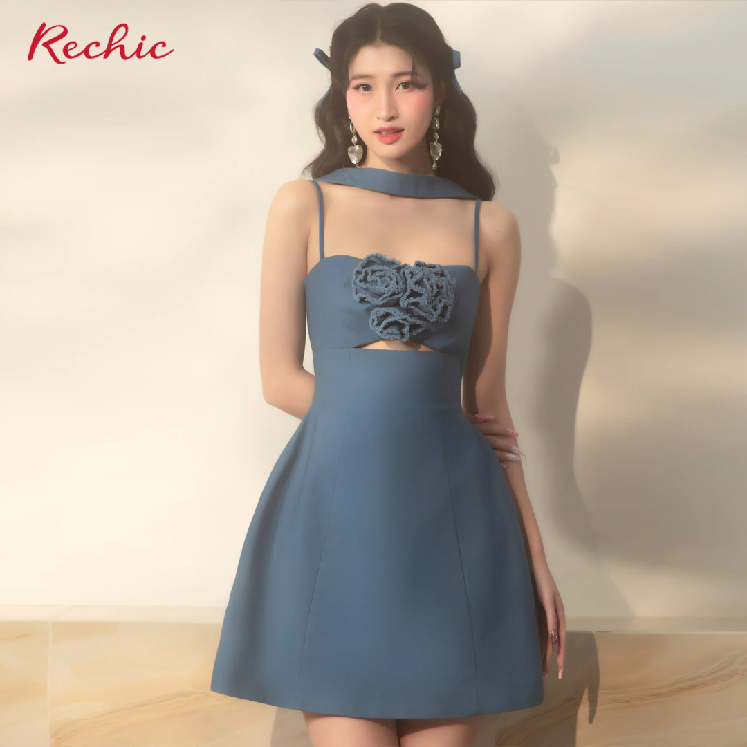 RECHIC Đầm Ngắn Olaf hai dây kết hợp dây đeo cổ cùng họa tiết hoa giữa ngực độc đáo
