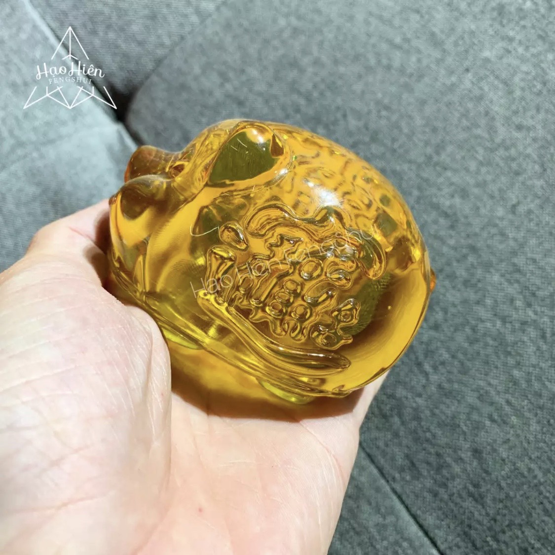 Tượng Heo Phong Thủy Tài Lộc bằng Pha Lê Cao Cấp Hạo Hiên Đ.PK.002-180 – Quà tặng, tượng heo con, tượng heo mini, tượng heo vàng, tượng trang trí heo, lợn vàng phong thủy, ý nghĩa heo vàng, bộ tượng 4 chú heo, tượng heo yoga