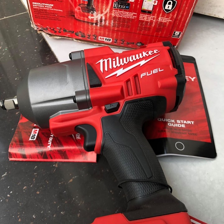 Máy mở bù lông Milwaukee 2767