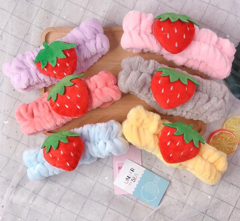 [HCM](SIÊU RẺ) Băng Đô Makeup Trái Dâu 3D Siêu Cute - Dày Mềm Mịn Cao Cấp - Băng Đô Turban Họa Tiết Trái Dâu Tây Dễ Thương Kute