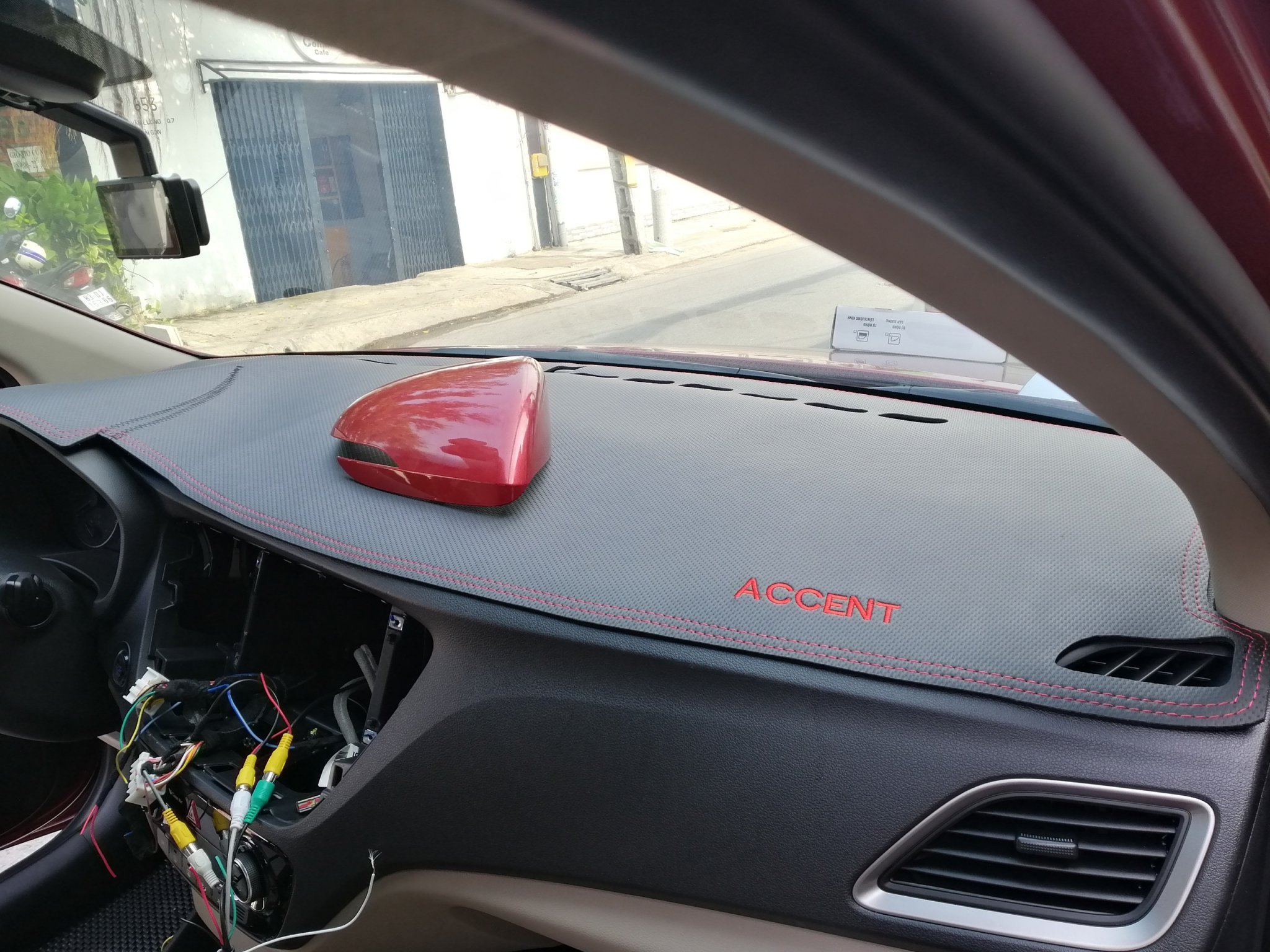 Thảm taplo da cacbon loại dày , đế cao su chống trượt xe Huyndai Accent 2018-2019-2020 hàng VIỆT NAM