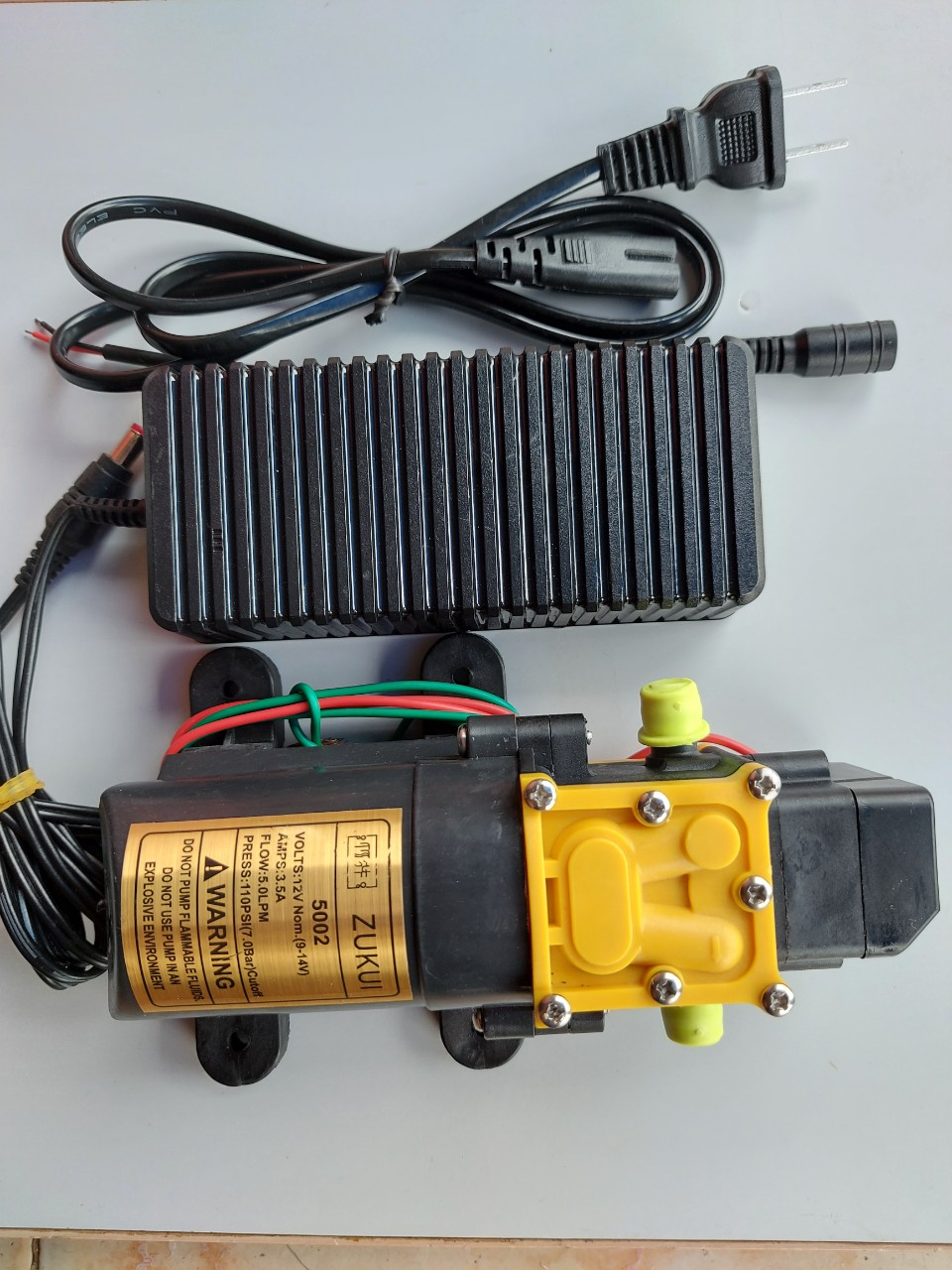 Bơm tăng áp mini Giá Rẻ. bơm đơn Zukui kèm adapter 12v-5a. sử dụng cho bộ phun sương làm mát. tưới lan. xịt rửa xe...