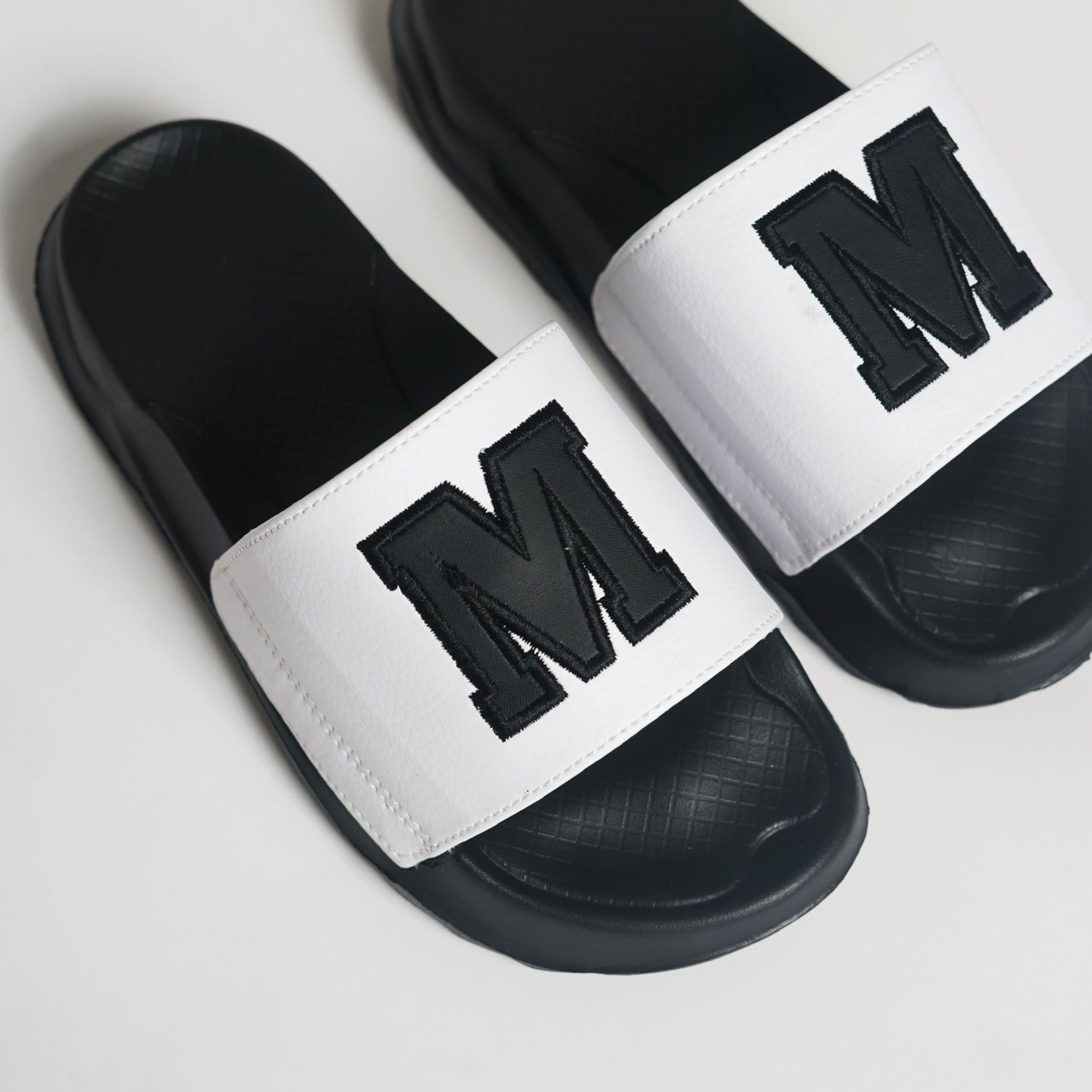 Dép quai ngang Moover thêu chữ M_Êm chân_Chống trơn trượt_Unisex_Full box