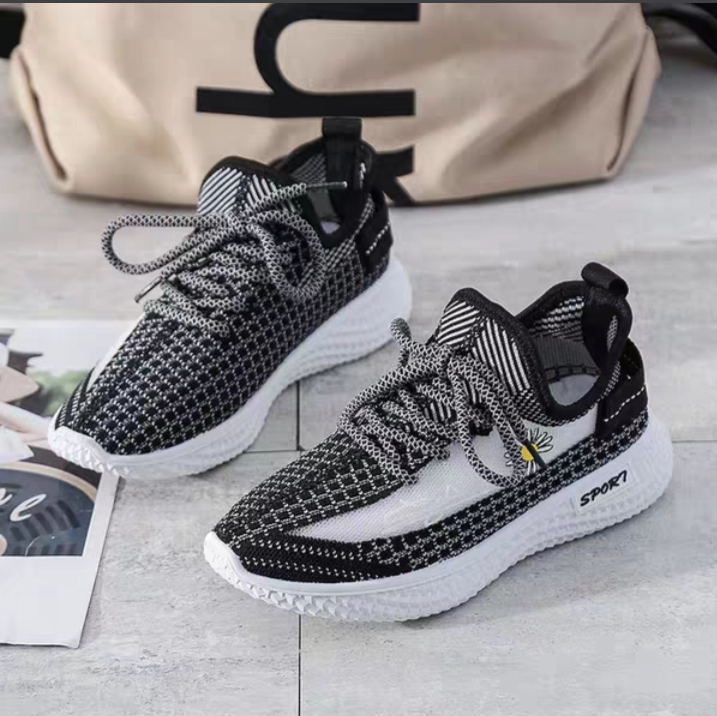 Giày Yz Cổ Chun màu Đen Đế trắng in hình Hoa cúc đẹp độc lạ thoáng khí êm chân mã 111