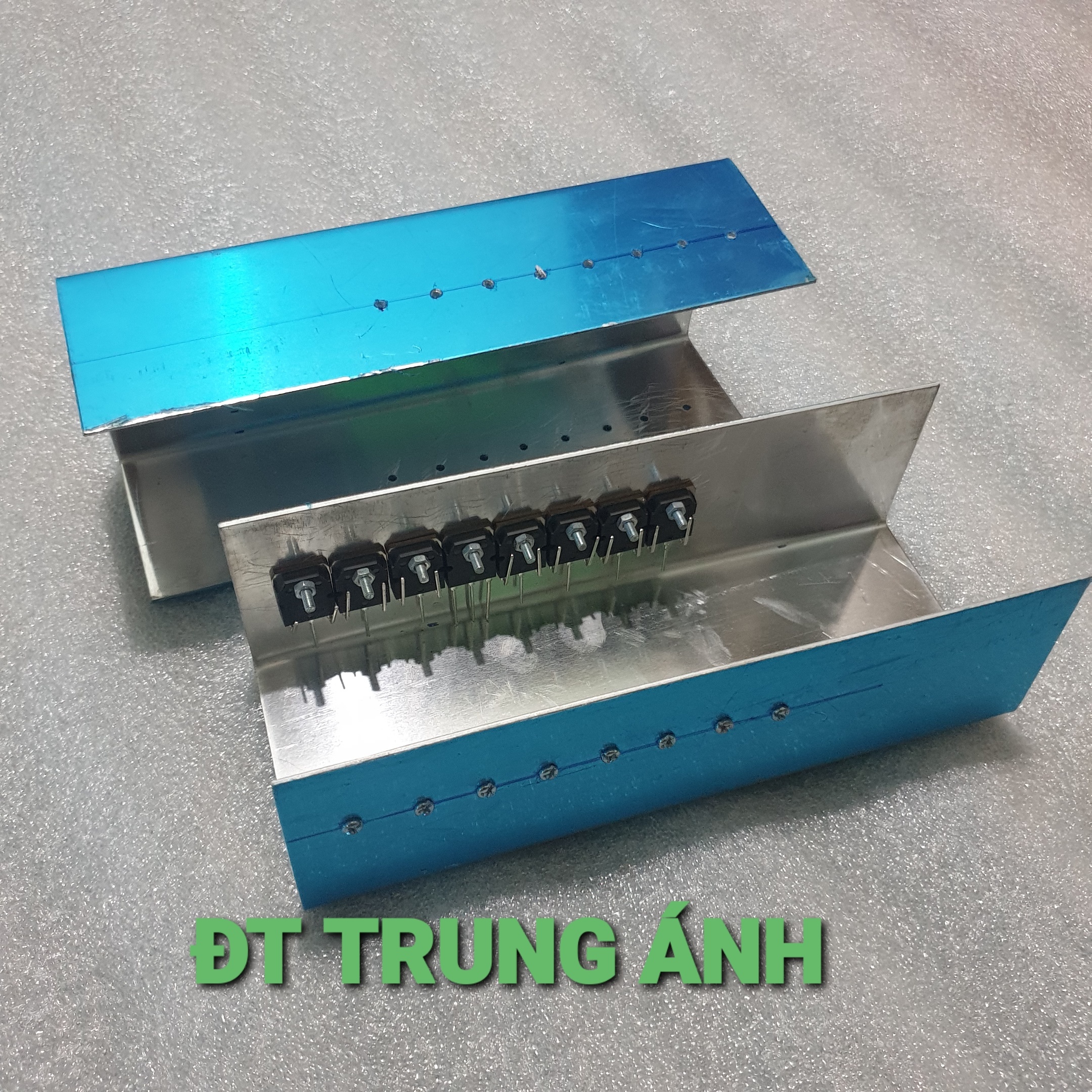 Combo 2 hộp nhôm làm máy 16-20D718 hoặc 24-26SD (chưa gắn sò). gắn được biến áp 28 trở xuống. Nhôm tấm gập sẵn hình chữ U. Hộp nhôm làm máy cơ 2 vế