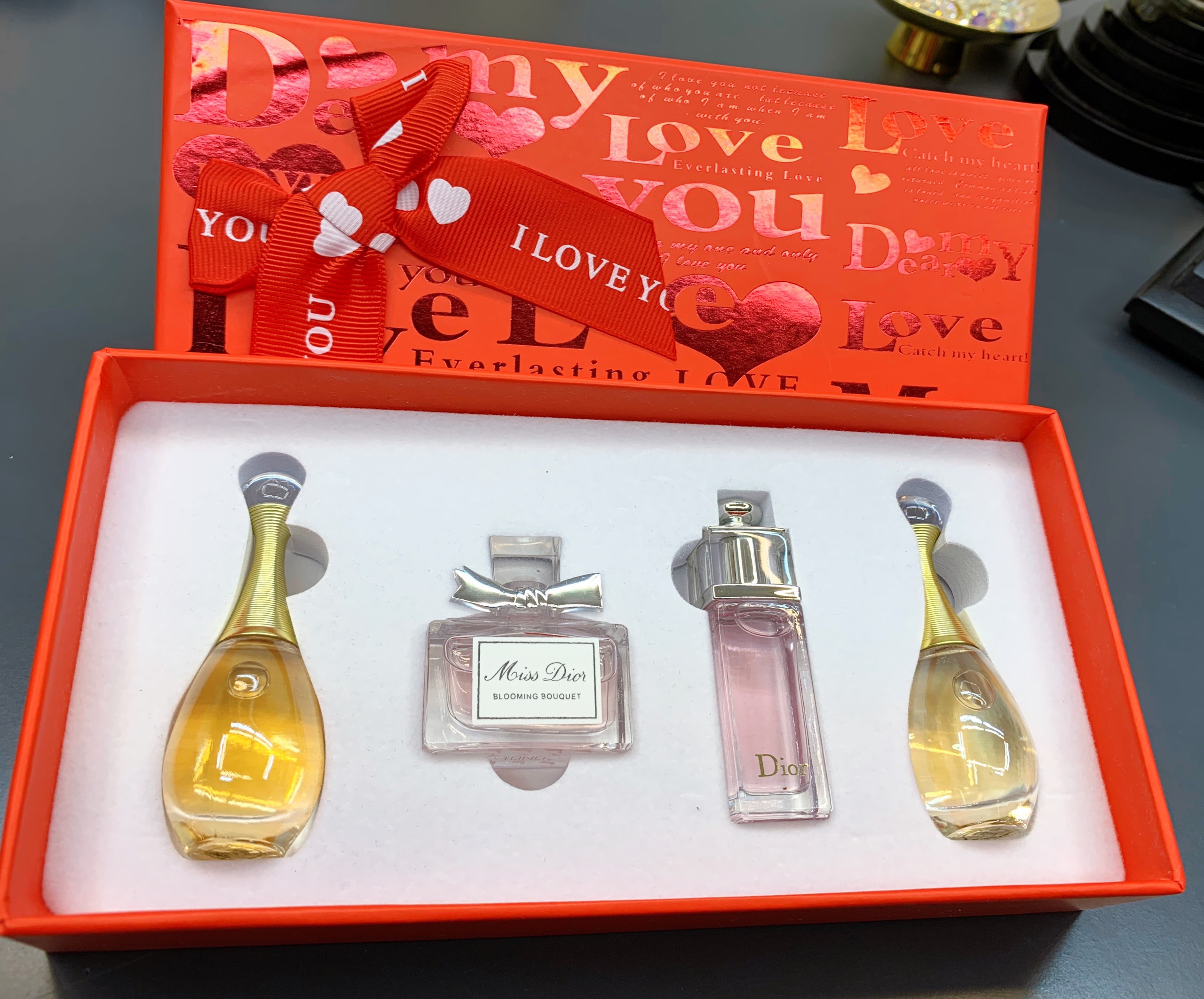 Set 4 chai nước hoa Dior, mẫu nơ đỏ